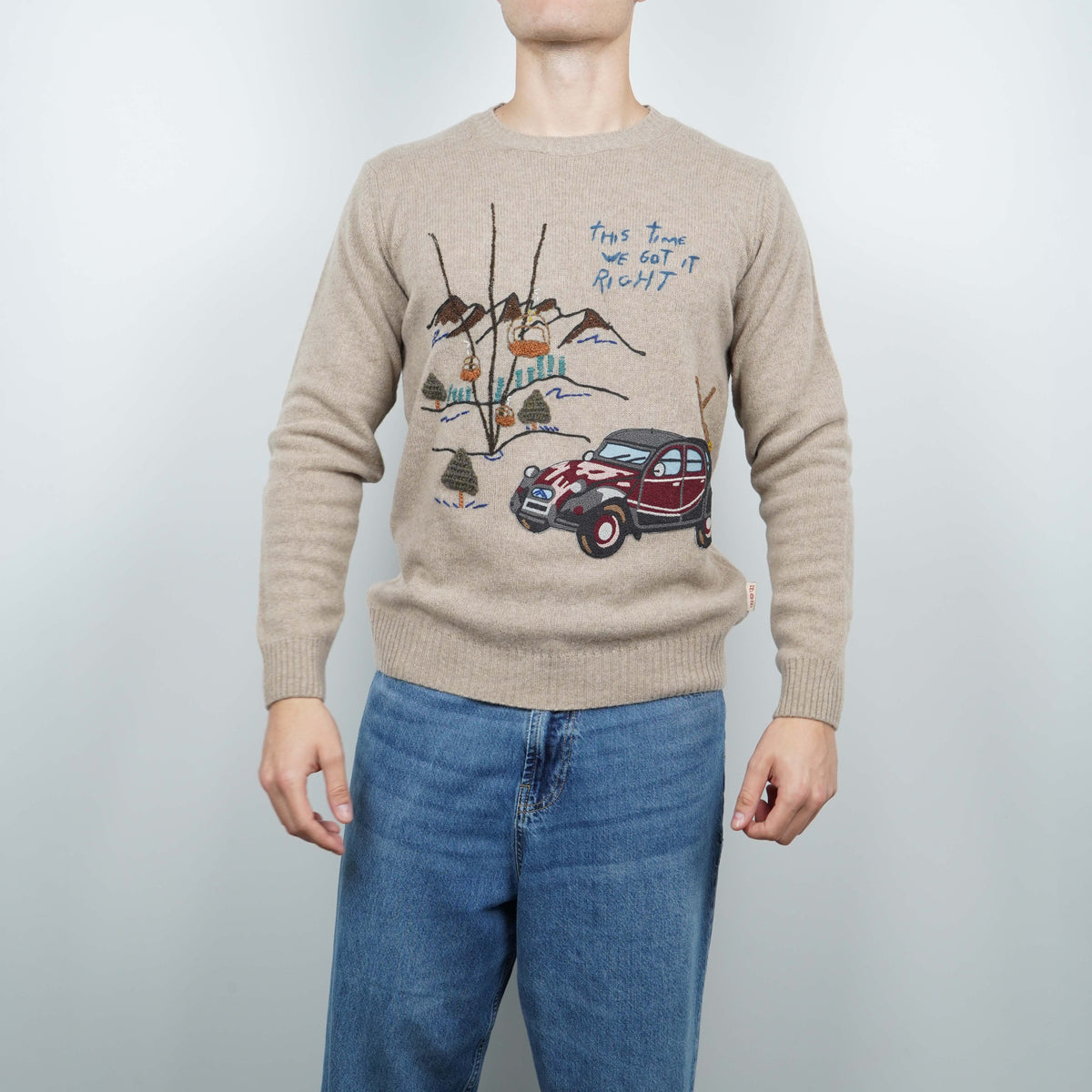 Maglione Girocollo BOB Scott R00639 Pergamena con Ricamo Automobile Vintage, Funivia e Paesaggio di Montagna
