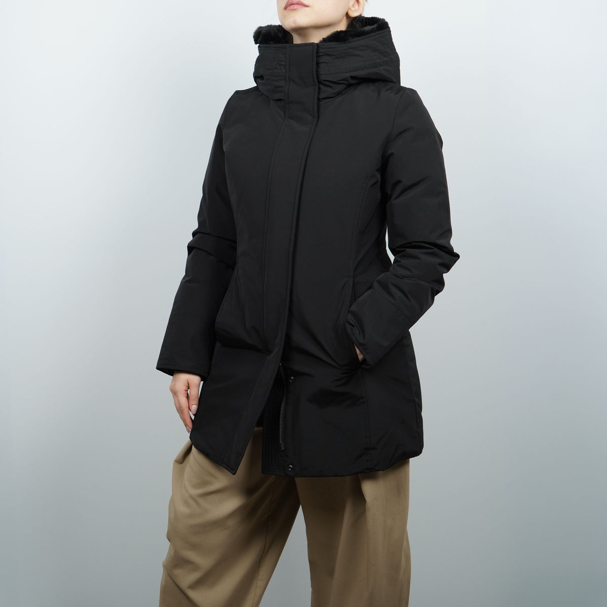 Parka Woolrich Boulder Nero con Cappuccio e Interno in Pelliccia Sintetica