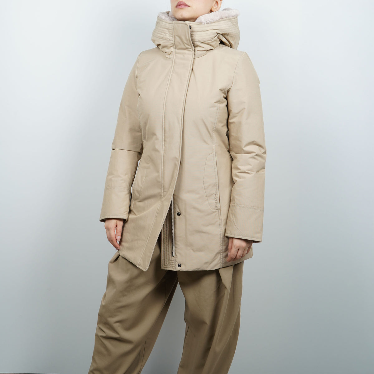 Parka Woolrich Boulder Beige con Cappuccio e Interno in Pelliccia Sintetica