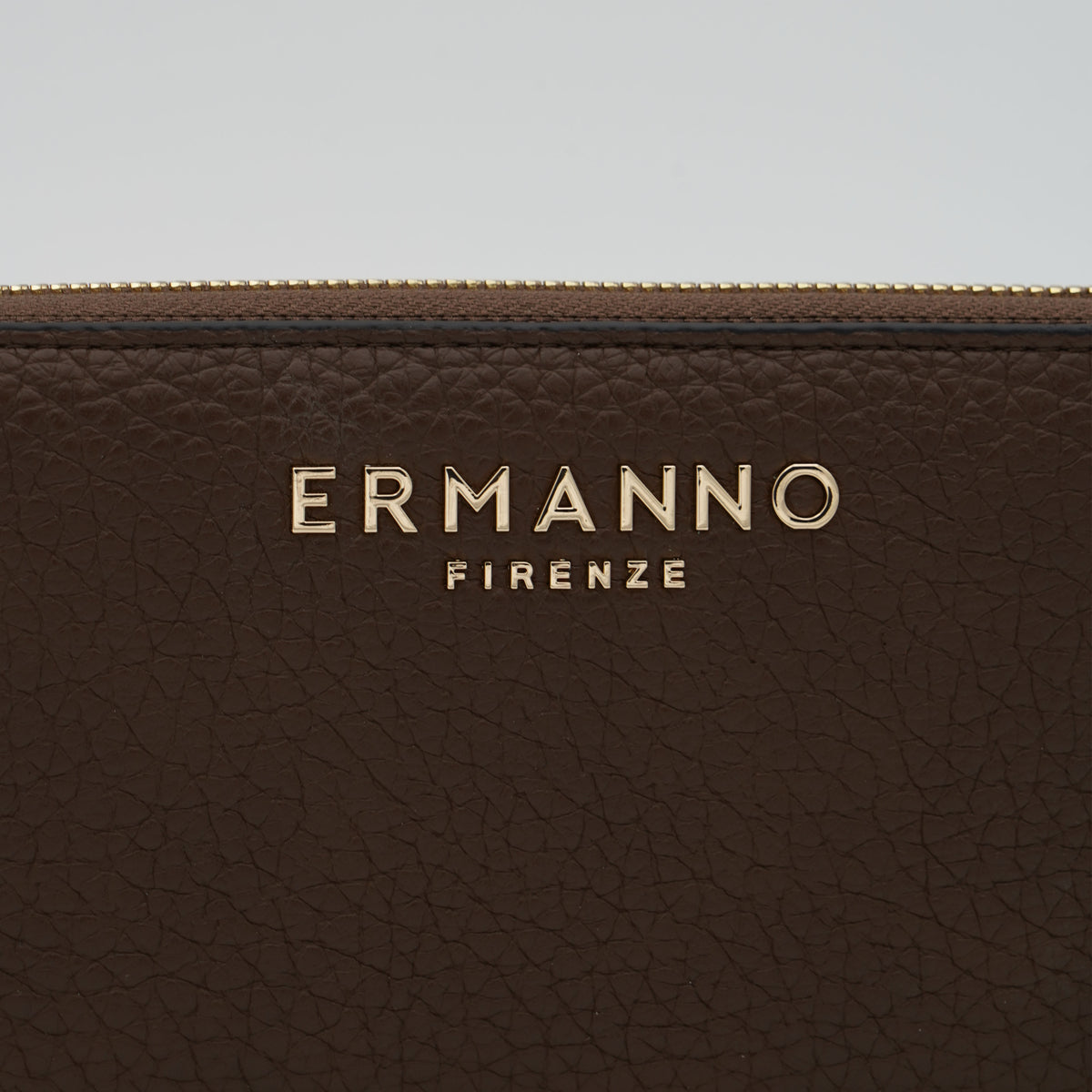 Portafoglio Ermanno Firenze by Ermanno Scervino Blackly Large Zip Wallet 12600428 Marrone Scuro con Zip e Logo Dorato