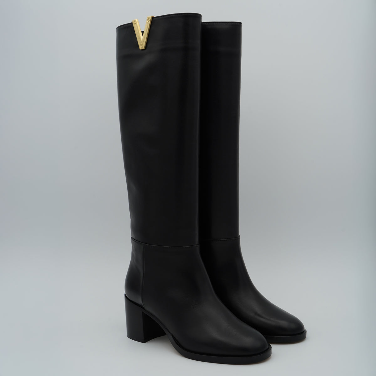 Stivali Alti Via Roma 15 4720 Soft Nero in Pelle con Tacco Largo e Dettaglio V Dorato