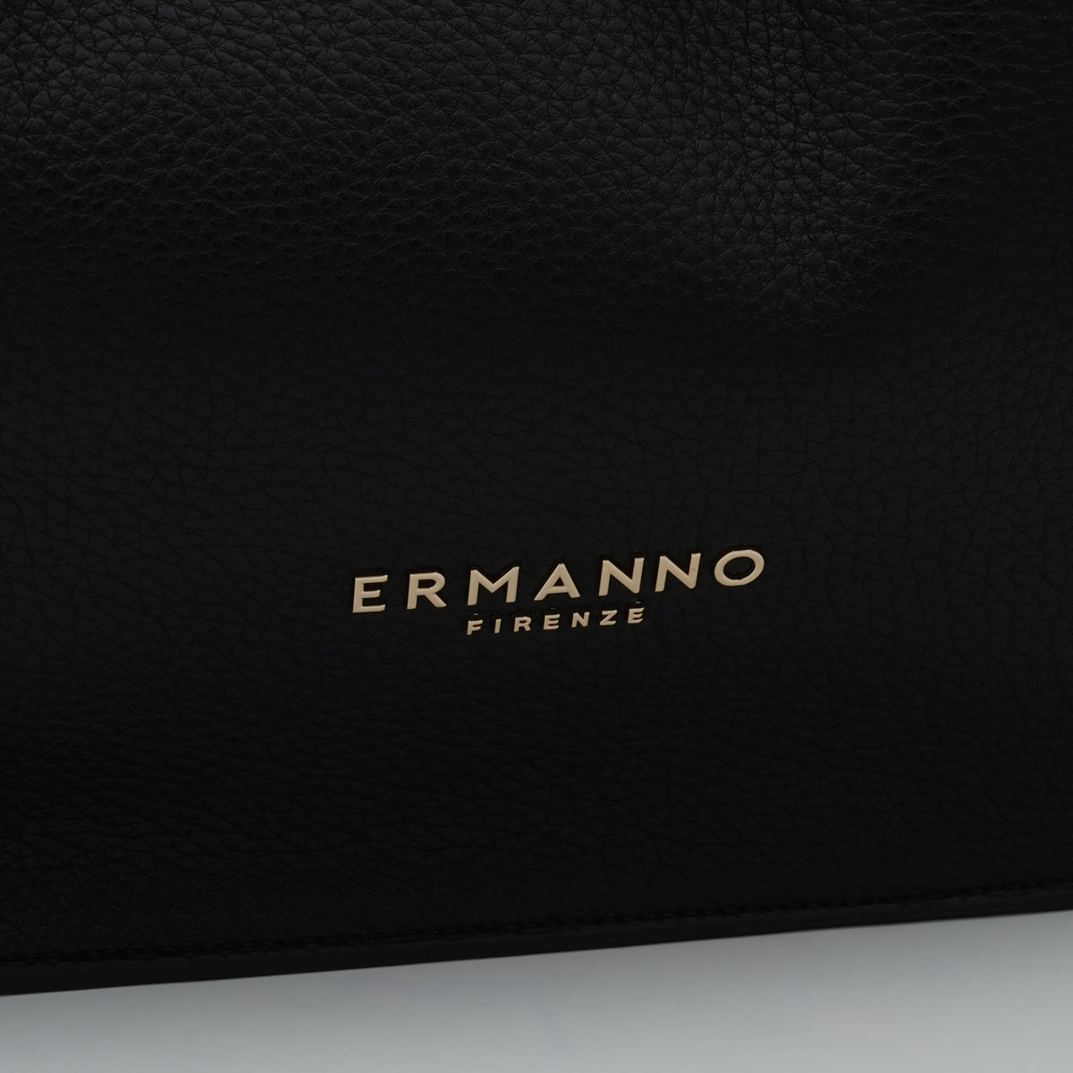 Borsa Hobo Ermanno Firenze by Ermanno Scervino Benedetta 12402198 Nera con Manico a Spalla, Dettagli Oro e Logo Frontale