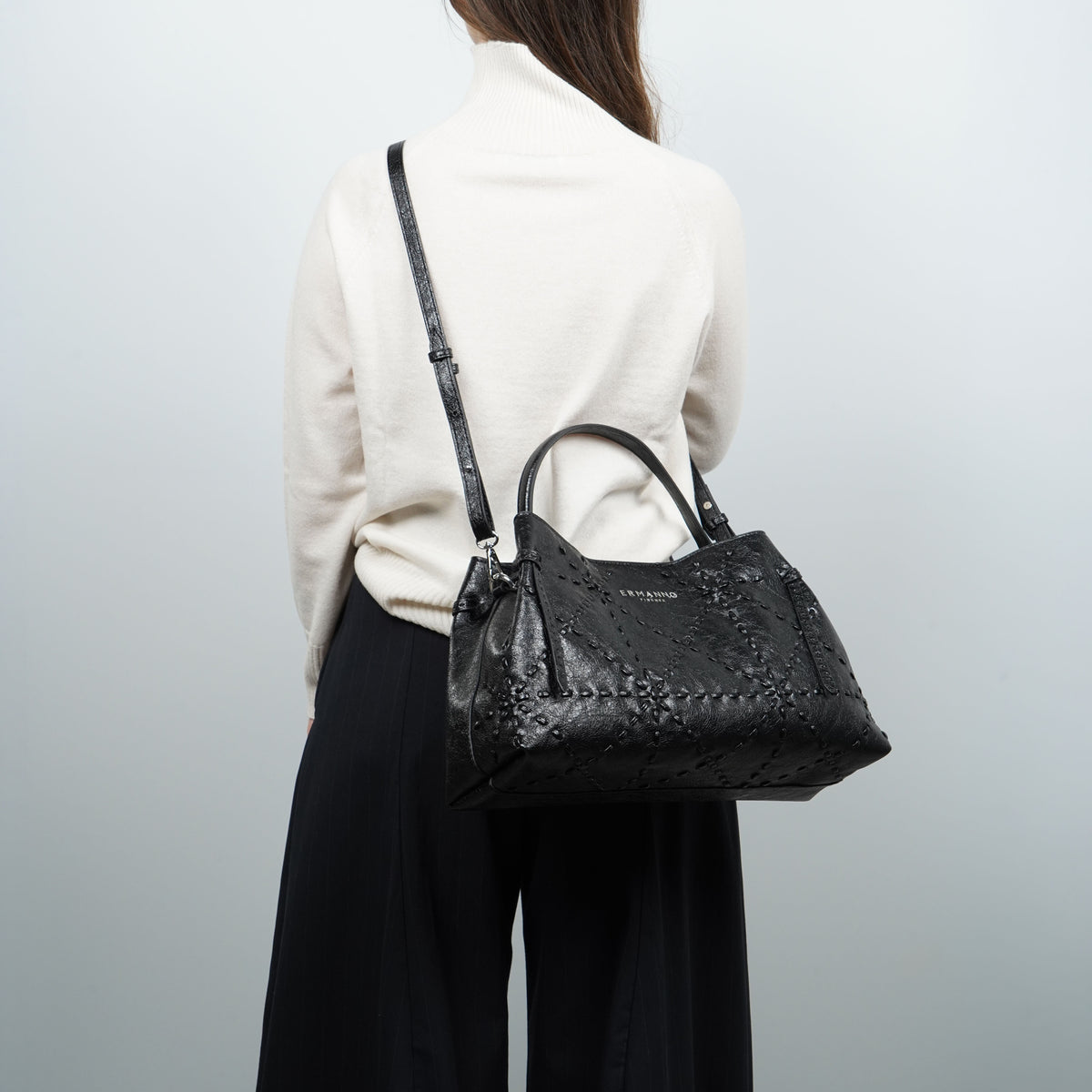 Borsa Ermanno Firenze by Ermanno Scervino Large Tote Brie 12402240 Nera con Ricamo Floreale Tono su Tono, Doppio Manico e Logo