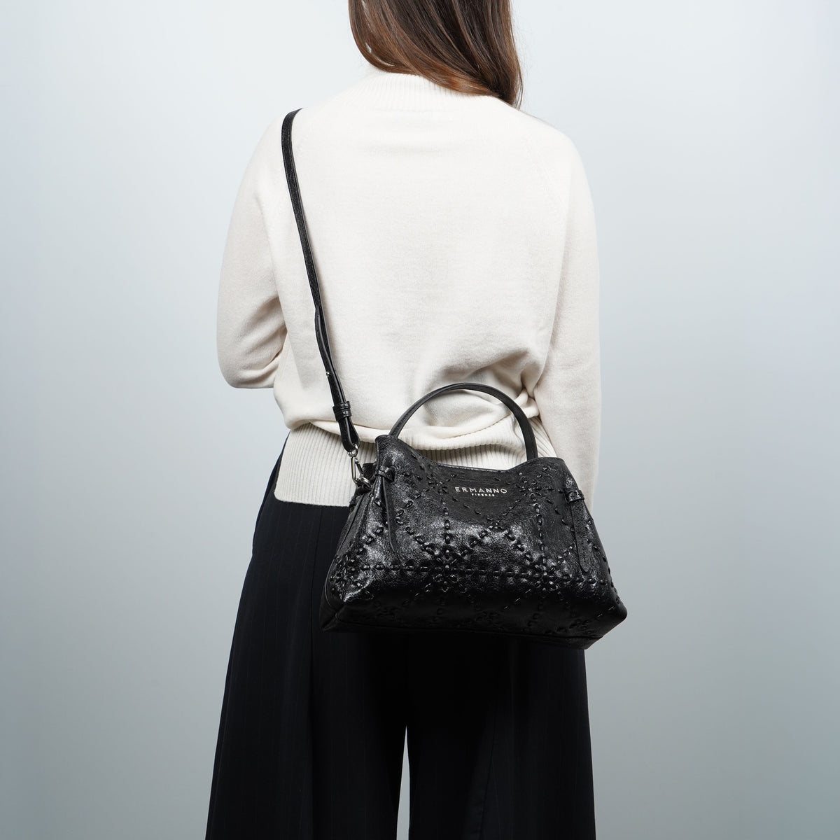 Borsa Ermanno Firenze by Ermanno Scervino Brie Medium Tote 12402241 Nera con Ricami Floreali e Logo Metallico