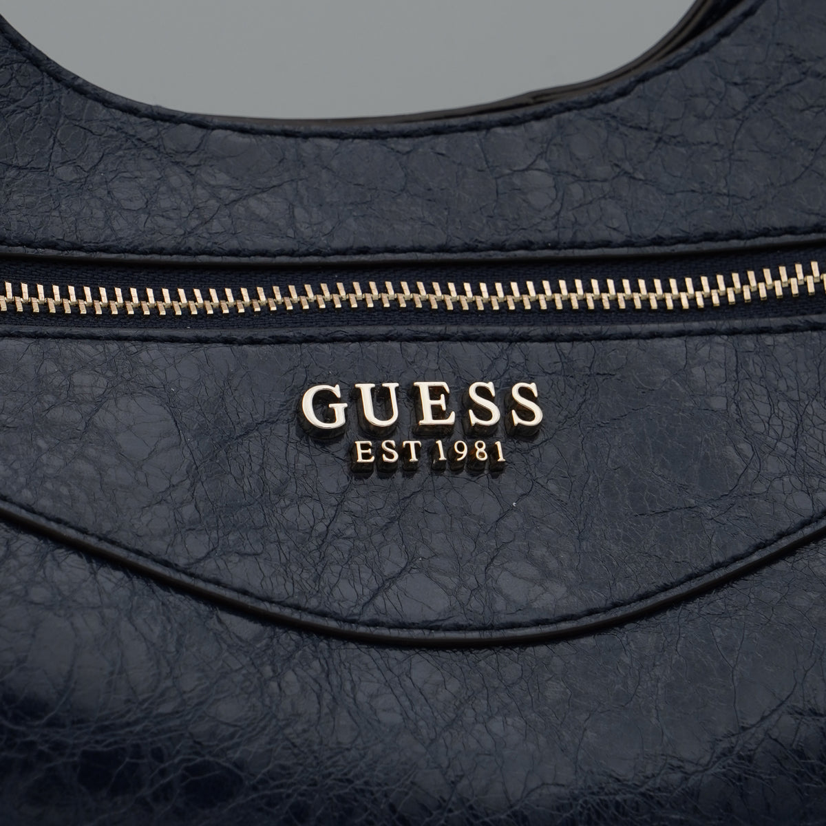 Borsa a Spalla Guess Antonia Large Hobo HWTG2183020 Midnight Blu Scuro Effetto Craquelé con Zip Frontale e Dettagli Dorati