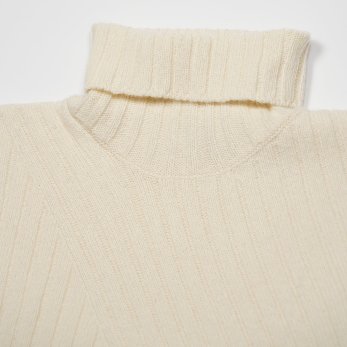 Maglione Dolcevita a Coste Kangra 4622-00170 Bianco Panna con Design Asimmetrico