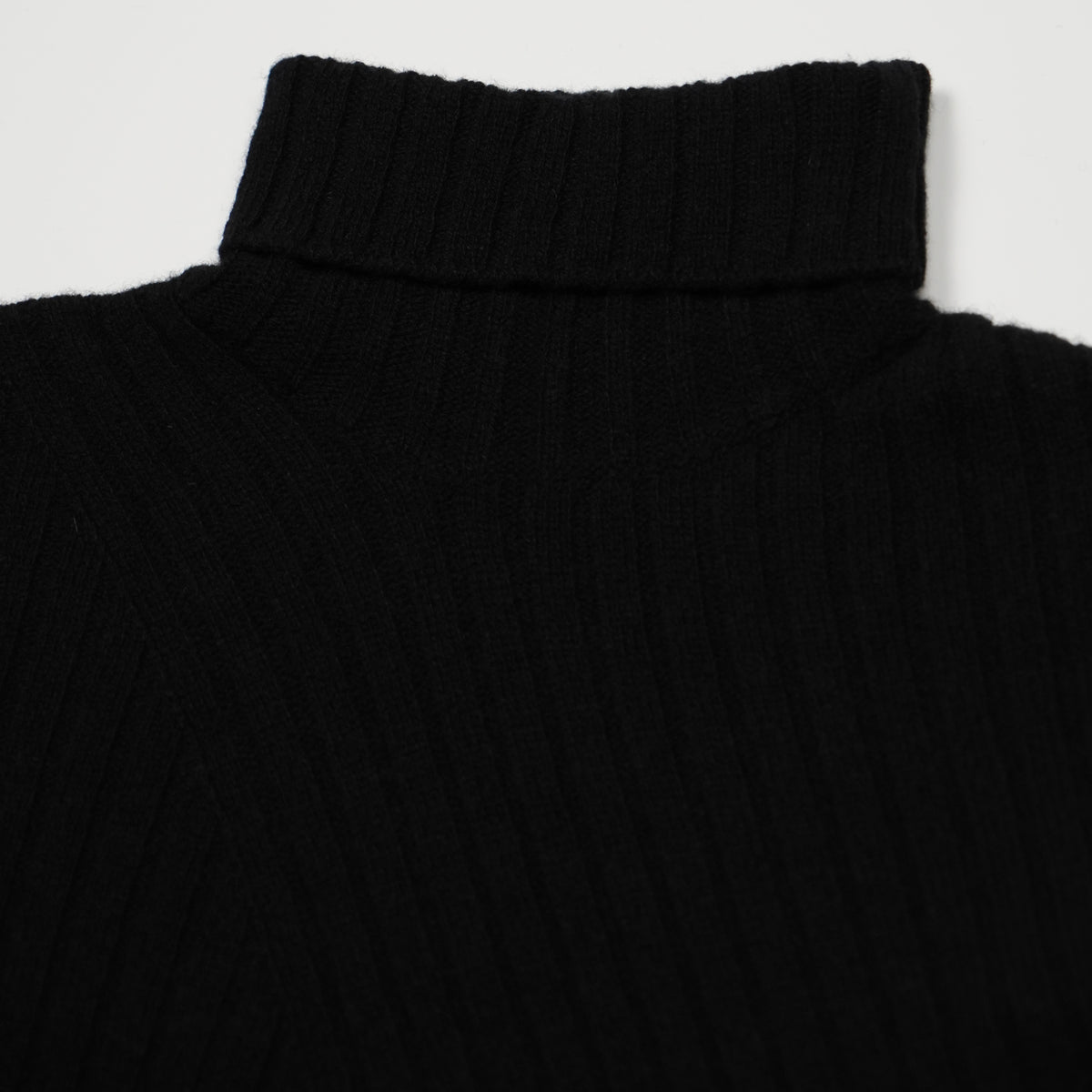 Maglione Dolcevita a Coste Kangra 4622-00185 Nero con Design Asimmetrico