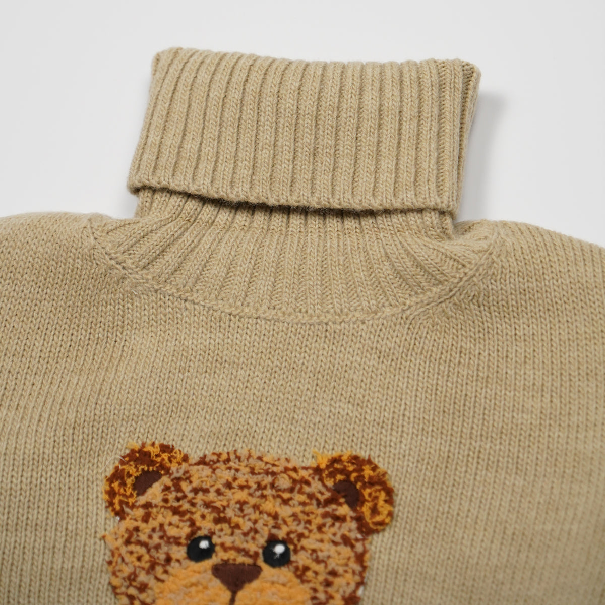Dolcevita Rue Madam Paris Marvin Love Turtleneck 1613 Beige in Misto Lana con Orsetto Marvin Ricamato e Logo