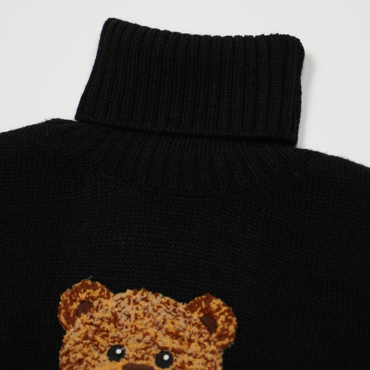 Dolcevita Rue Madam Paris Marvin Love Turtleneck 1613 Nero in Misto Lana con Orsetto Marvin Ricamato e Logo