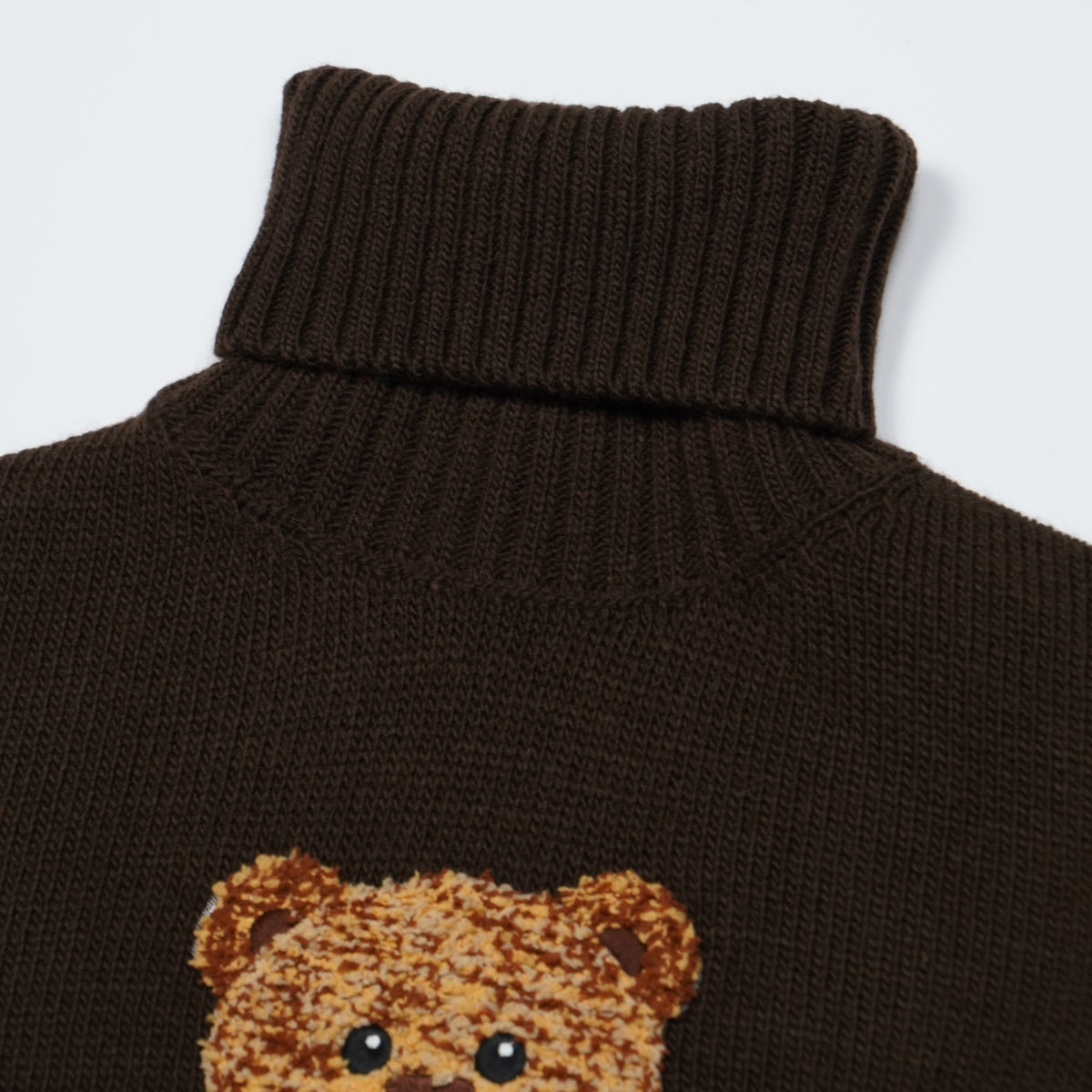 Dolcevita Rue Madam Paris Marvin Love Turtleneck 1613 Marrone in Misto Lana con Orsetto Marvin Ricamato e Logo