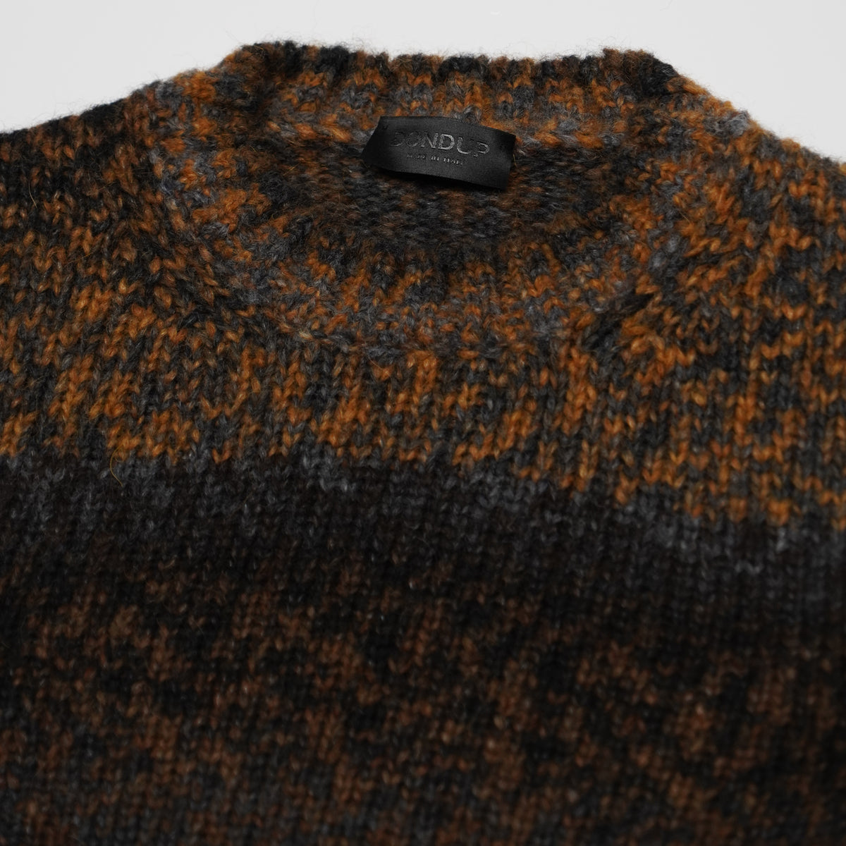 Maglione Girocollo Dondup UT309 M01037U 002 728 Camel Multicolore in Misto Lana e Alpaca con Fantasia a Righe Sfumate e Vestibilità Regular