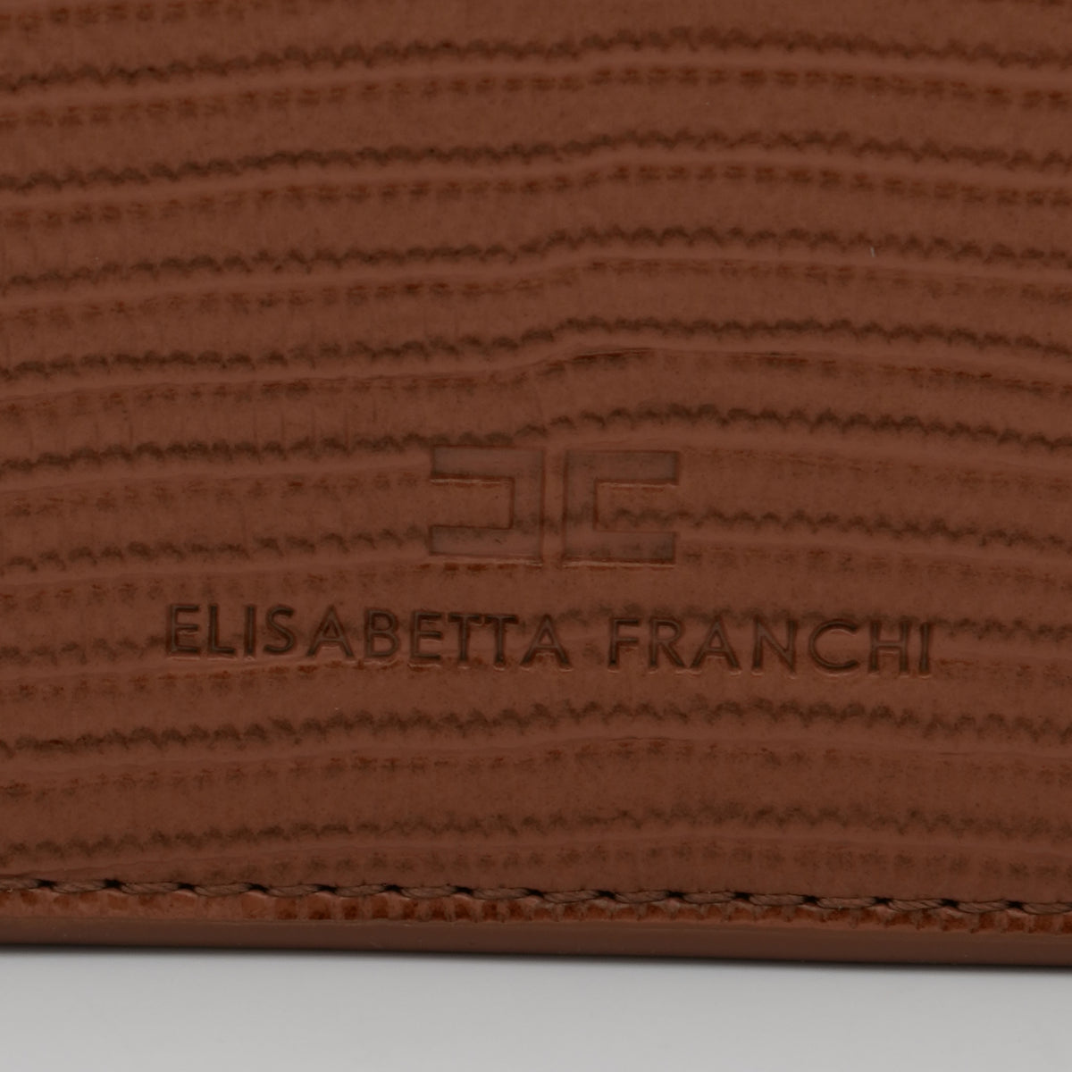 Borsa a Tracolla Elisabetta Franchi BS09A66E2 Sigaro con Logo Oro