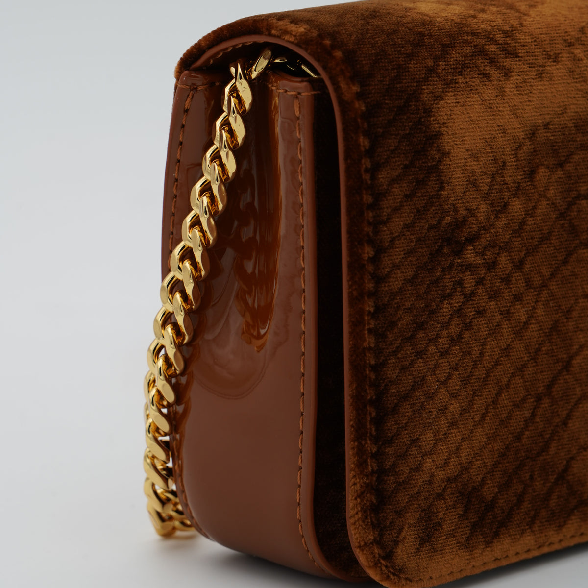 Borsa a Tracolla Elisabetta Franchi BS20A67E2 Ambra Effetto Velluto con Dettagli Oro