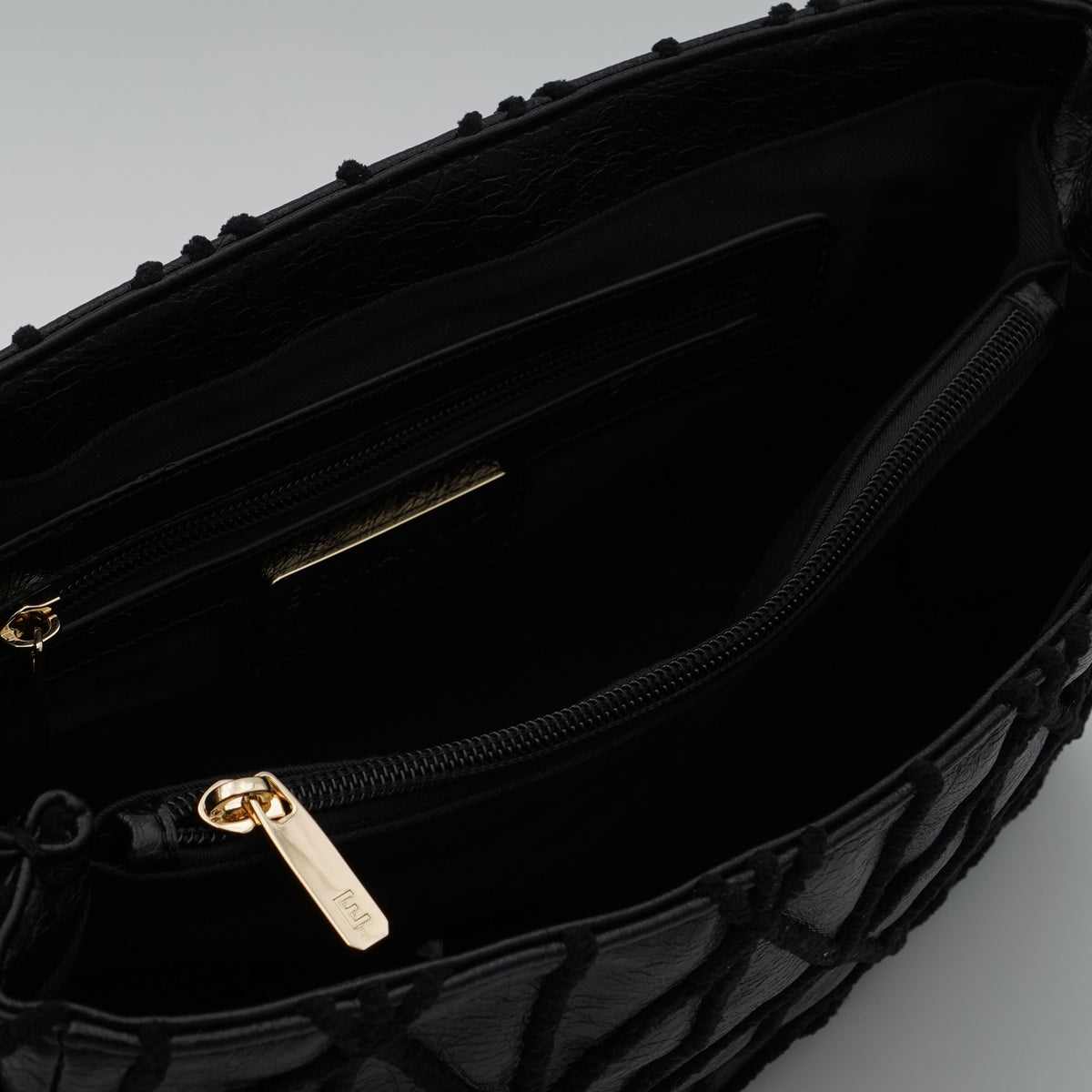 Borsa Ermanno Firenze by Ermanno Scervino Belen Flap Bag 12402280 Nera con Patta, Trama Geometrica e Catena Dorata