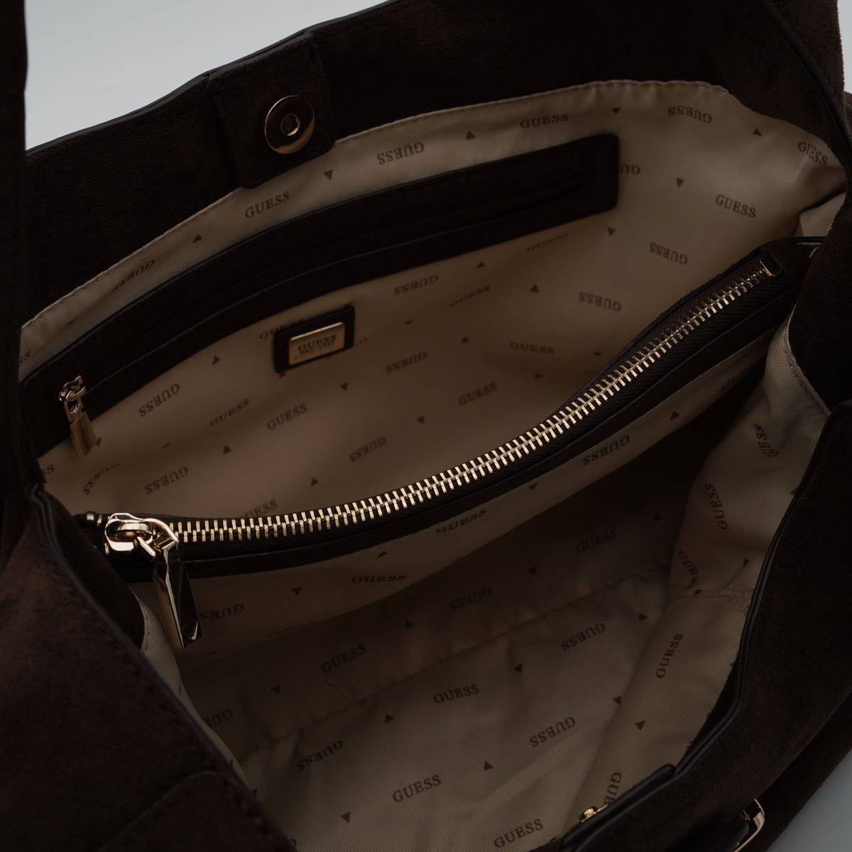 Borsa a Spalla Guess Sunset Maxi Hobo HWSG2314020 Espresso Marrone Scuro Effetto Camoscio con Morsetto Dorato