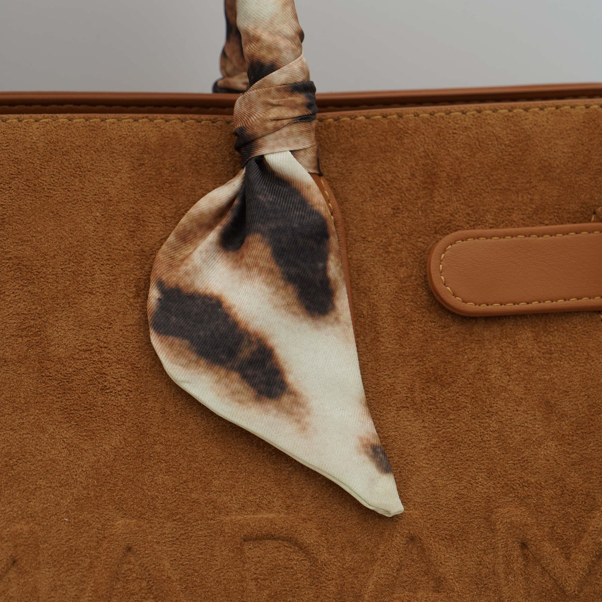 Borsa Rue Madam Paris Canyon Tote Fringes 1587 Suede Cognac in Eco Suede con Frange, Twilly Animalier e Tracolla Removibile