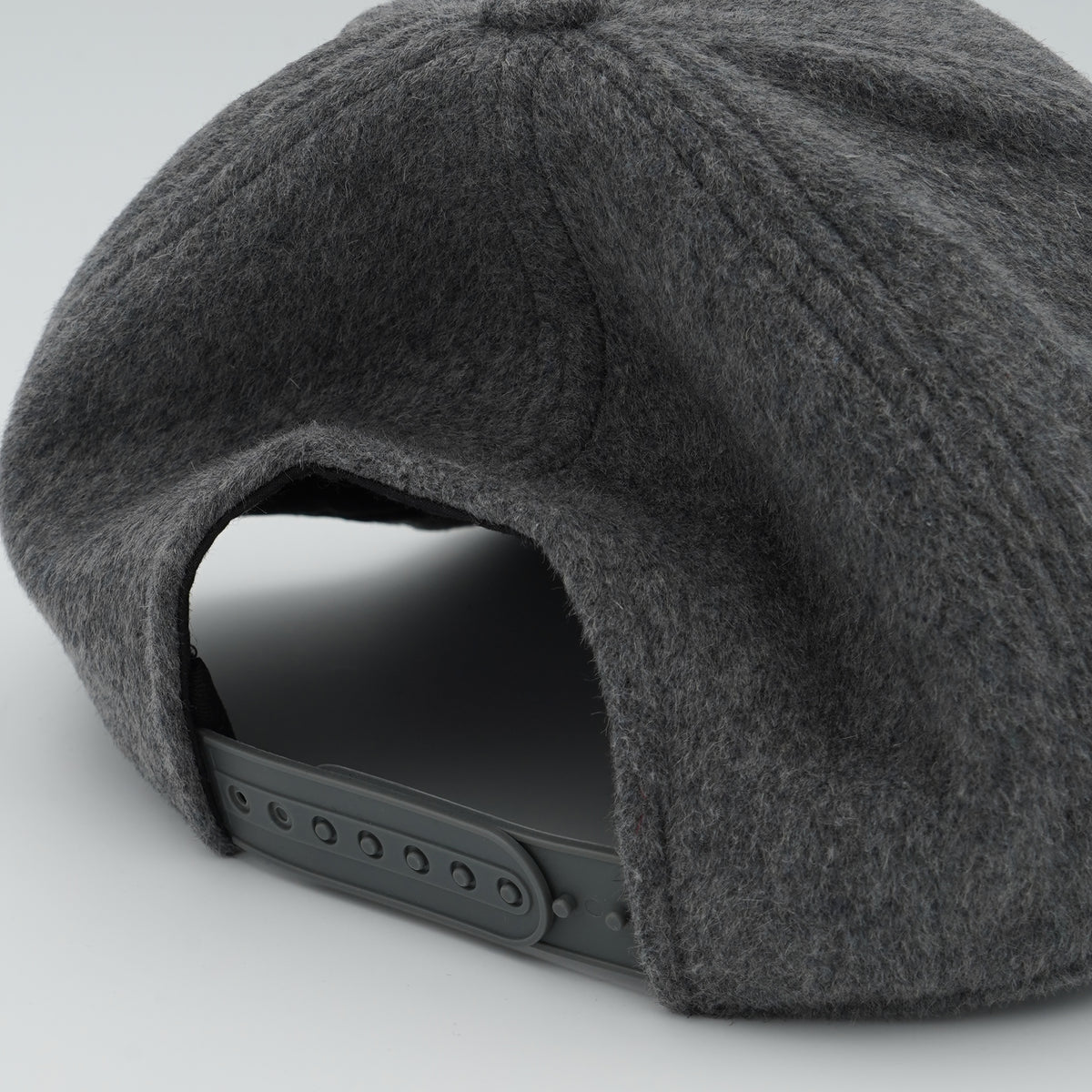 Cappello Rue Madam Paris Marvin Love Cap 1616 Grey Grigio Mélange in Misto Lana con Visiera Curva, Orsetto Ricamato e Logo Laterale