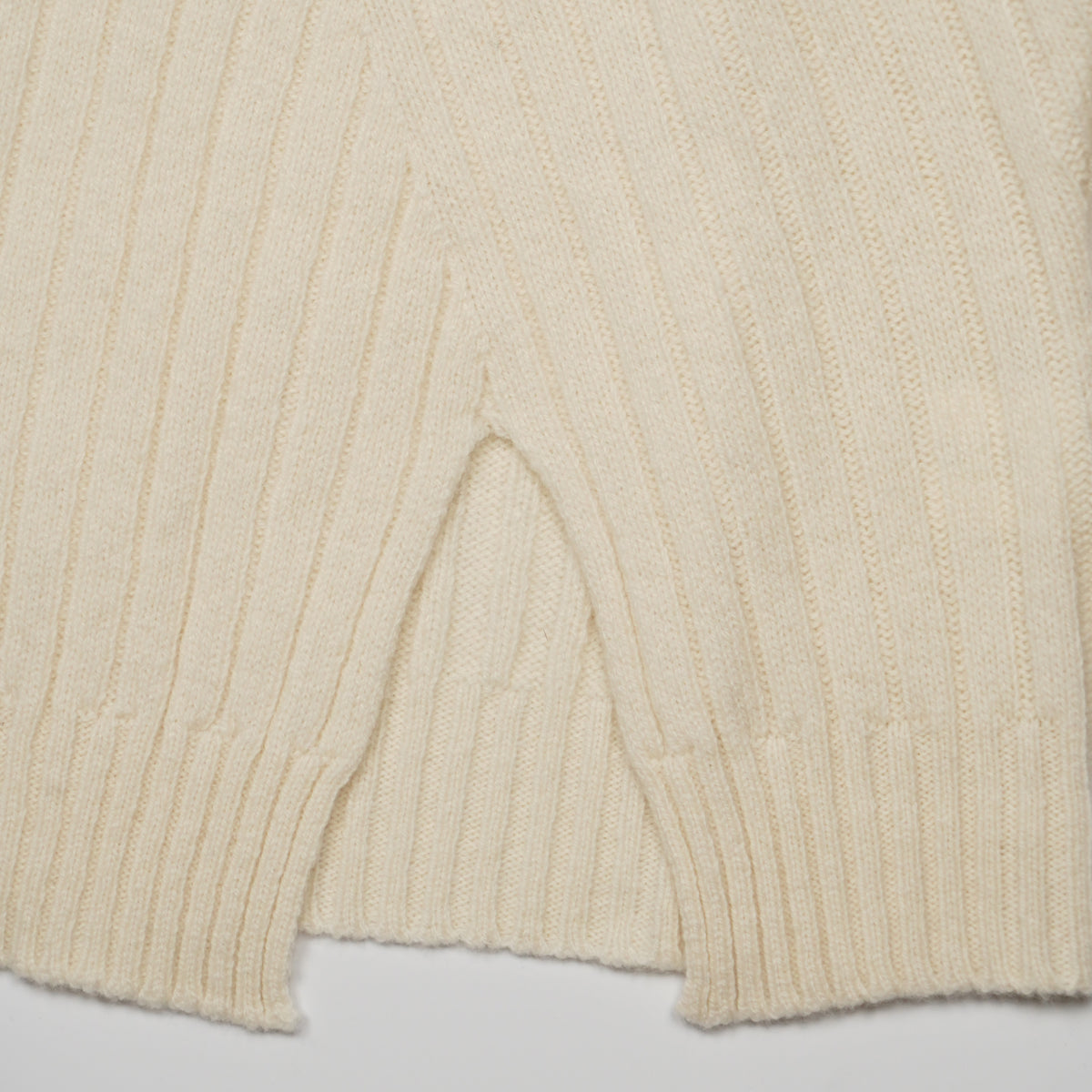 Maglione Dolcevita a Coste Kangra 4622-00170 Bianco Panna con Design Asimmetrico
