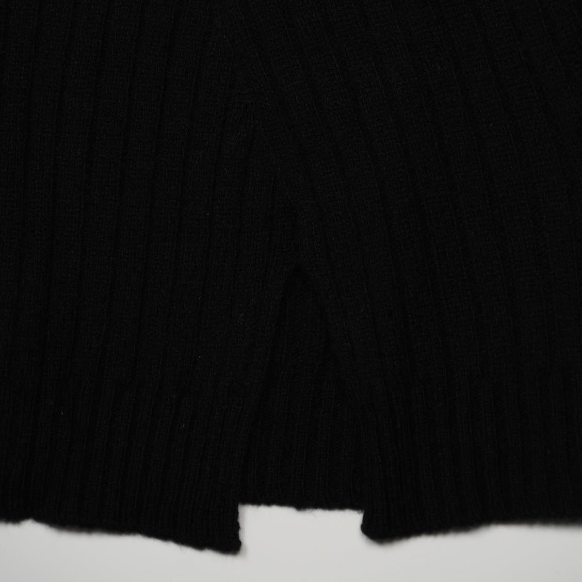 Maglione Dolcevita a Coste Kangra 4622-00185 Nero con Design Asimmetrico