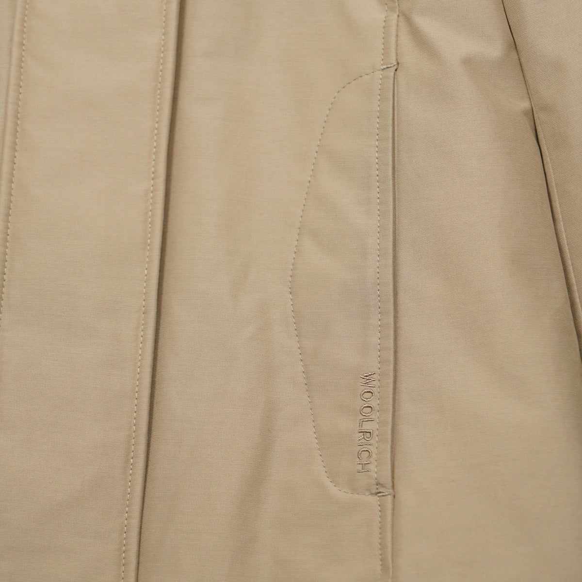 Parka Woolrich Boulder Beige con Cappuccio e Interno in Pelliccia Sintetica