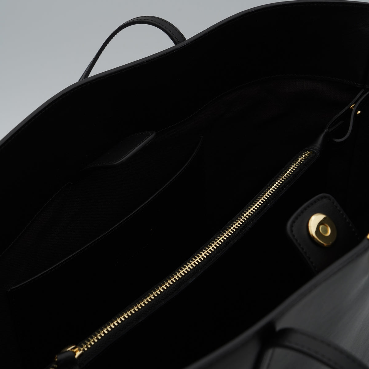 Borsa Tote Via Roma 15 VR1200 Nappa Nero con Dettaglio V Oro