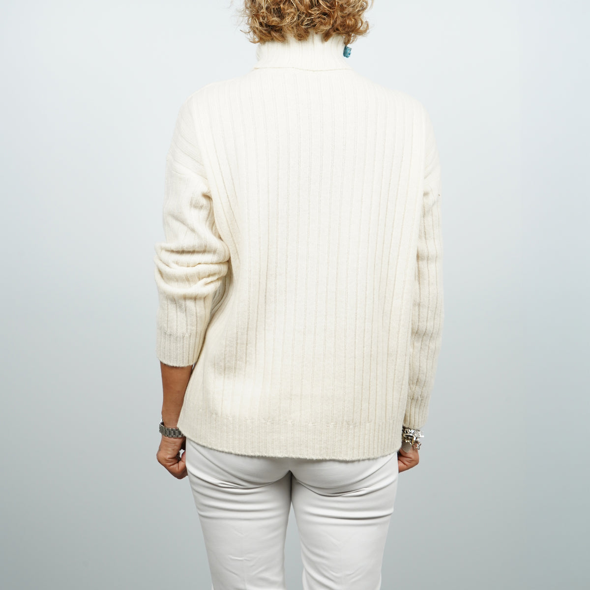 Maglione Dolcevita a Coste Kangra 4622-00170 Bianco Panna con Design Asimmetrico