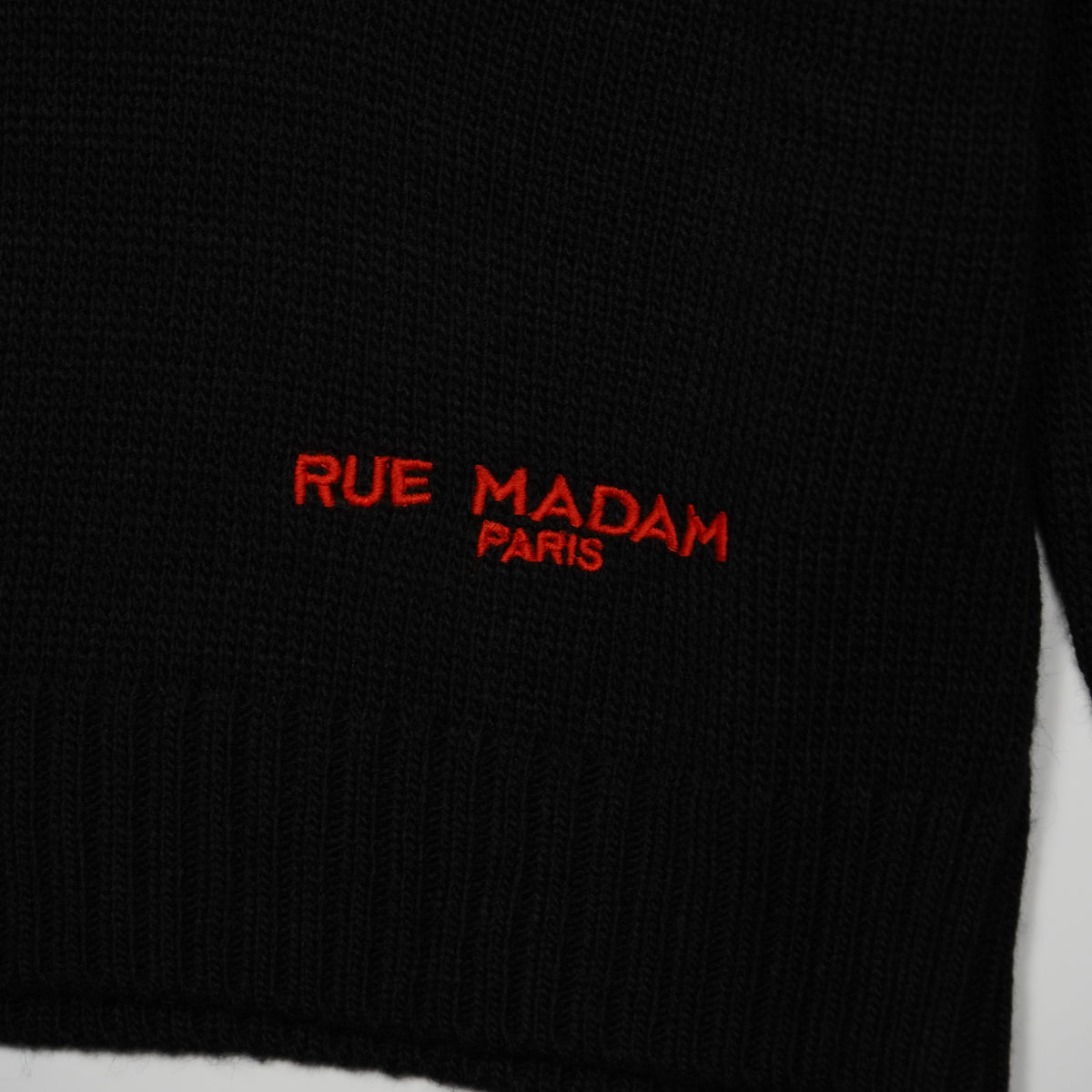 Dolcevita Rue Madam Paris Marvin Love Turtleneck 1613 Nero in Misto Lana con Orsetto Marvin Ricamato e Logo