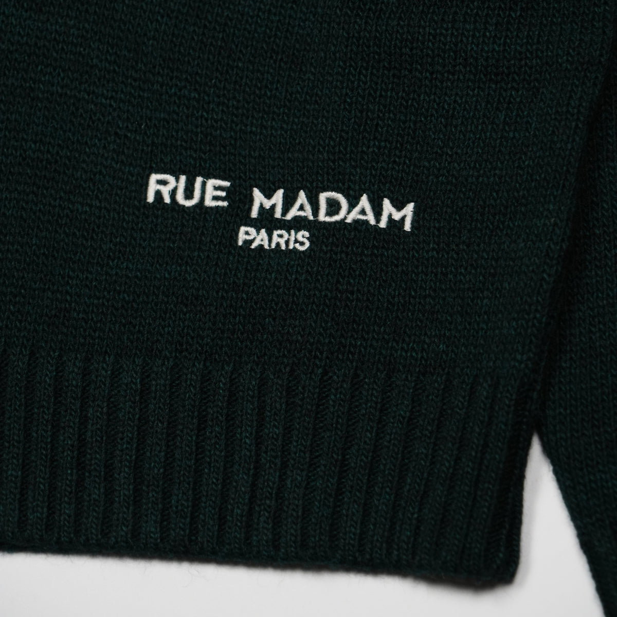 Dolcevita Rue Madam Paris Marvin Love Turtleneck 1613 Verde Scuro in Misto Lana con Orsetto Marvin Ricamato e Logo