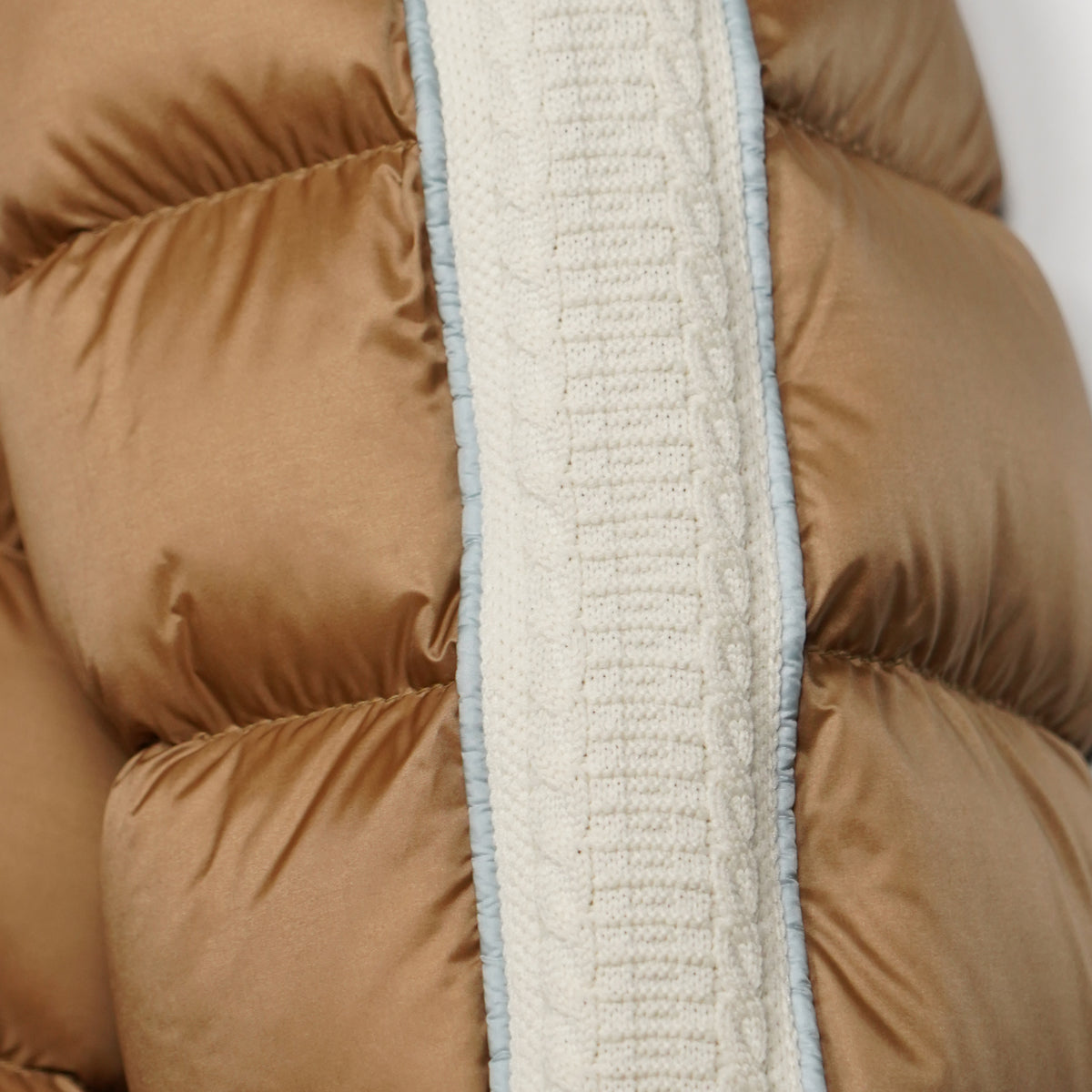 Piumino Colmar Originals Heritage 2222 3JQ 636 Beige Marrakech e Bianco Panna con Cappuccio, Bande Laterali a Contrasto e Imbottitura in Piuma Naturale