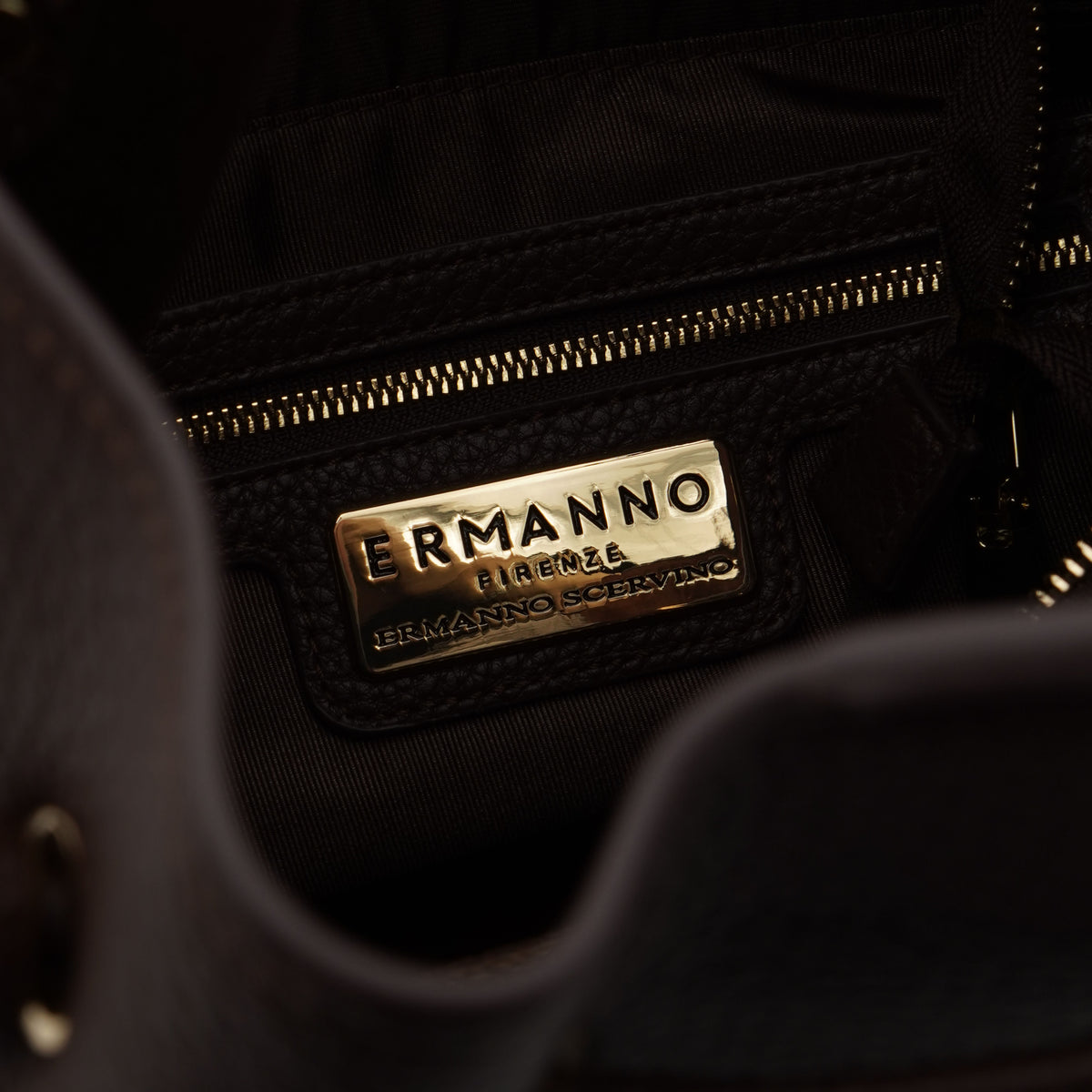 Borsa Hobo Ermanno Firenze by Ermanno Scervino Benedetta 12402198 Marrone Scuro con Manico a Spalla, Dettagli Oro e Logo Frontale