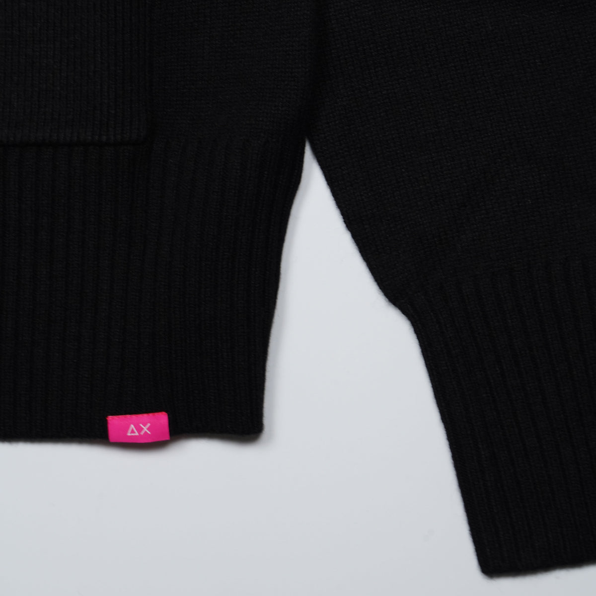 Cardigan SUN68 x The Beatles K46617 Warm Wool Beatles 11 Nero in Misto Lana e Cashmere con Cuore Love Me Do e Tasche Applicate