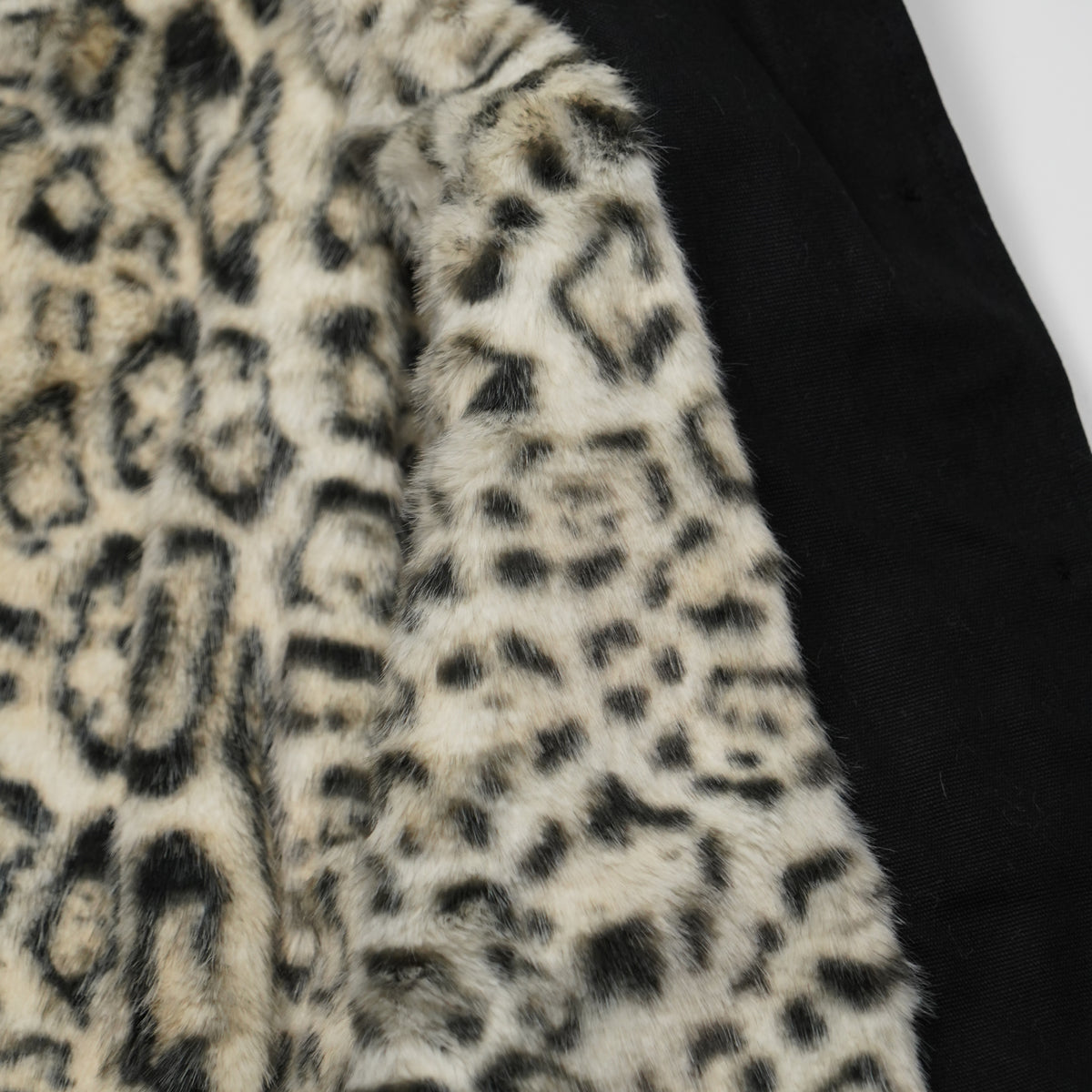 Giacca Rue Madam Paris Safari Winter Jacket 1635 Nera in Cotone con Collo Removibile Animalier, Interno in Ecopelliccia e Patch Ricamate