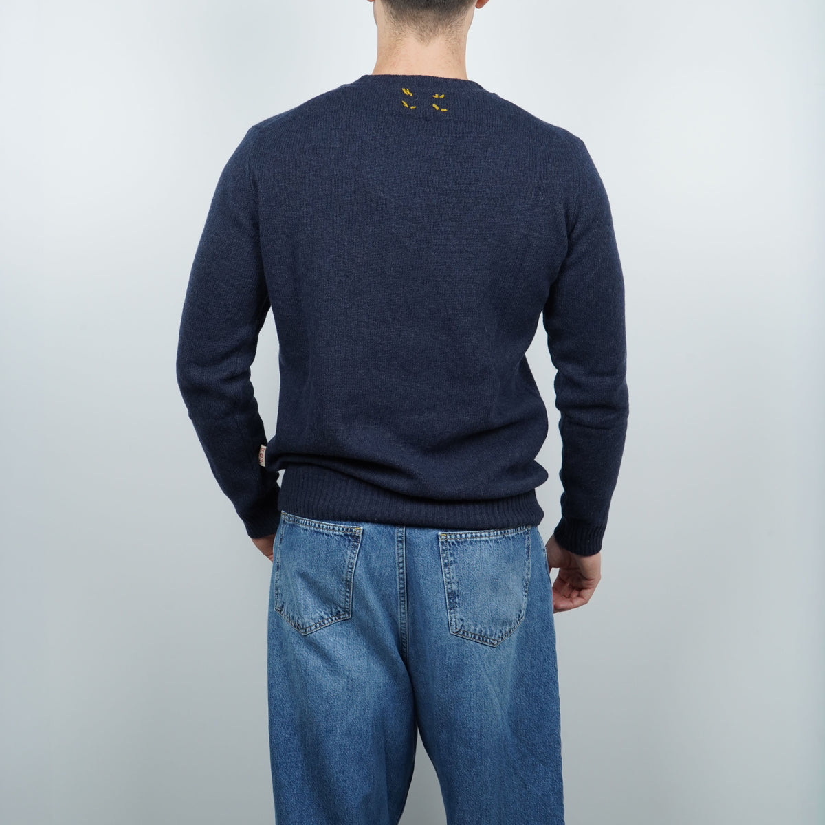 Maglione Girocollo BOB Scott R00639 Blu Navy con Ricamo Automobile Vintage, Funivia e Paesaggio di Montagna