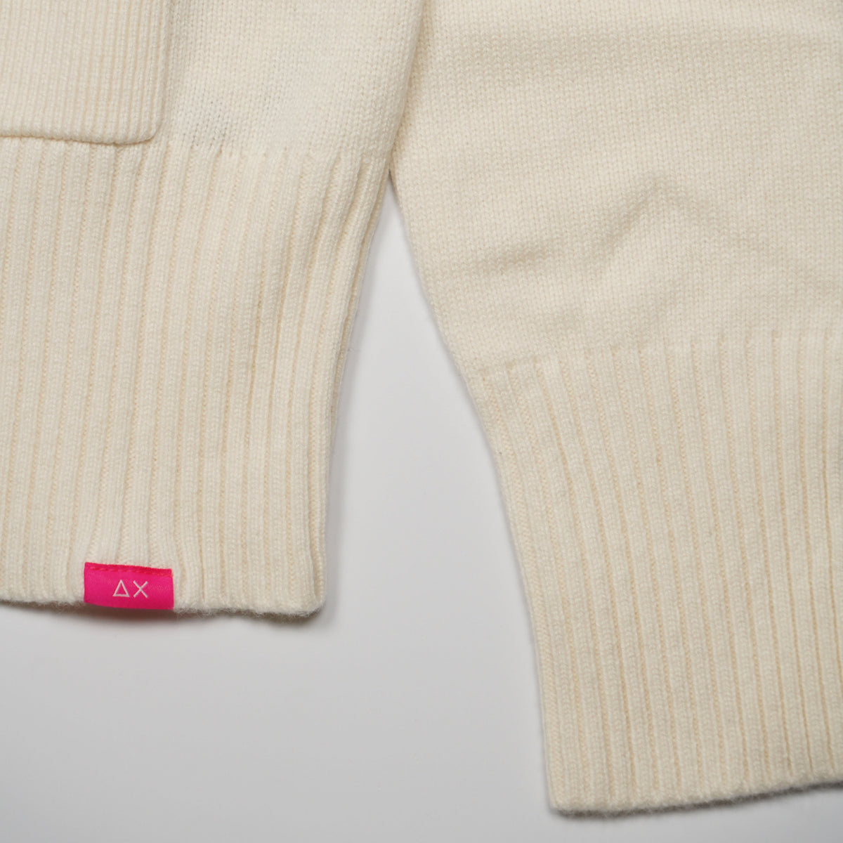 Cardigan SUN68 x The Beatles K46617 Warm Wool Colore 31 Bianco Panna in Misto Lana e Cashmere con Scollo a V, Tasche e Logo Ricamato