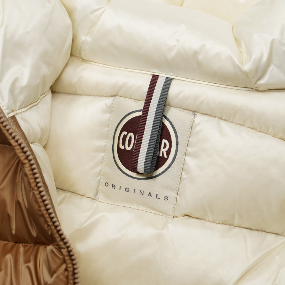 Piumino Colmar Originals Heritage 2222 3JQ 636 Beige Marrakech e Bianco Panna con Cappuccio, Bande Laterali a Contrasto e Imbottitura in Piuma Naturale