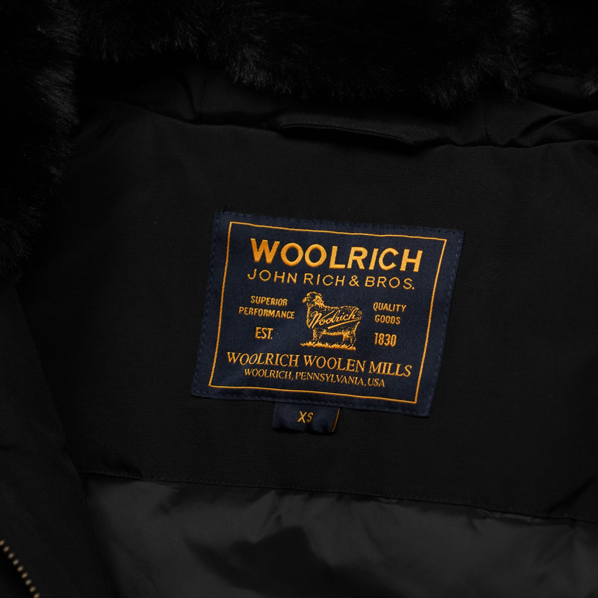Parka Woolrich Boulder Nero con Cappuccio e Interno in Pelliccia Sintetica
