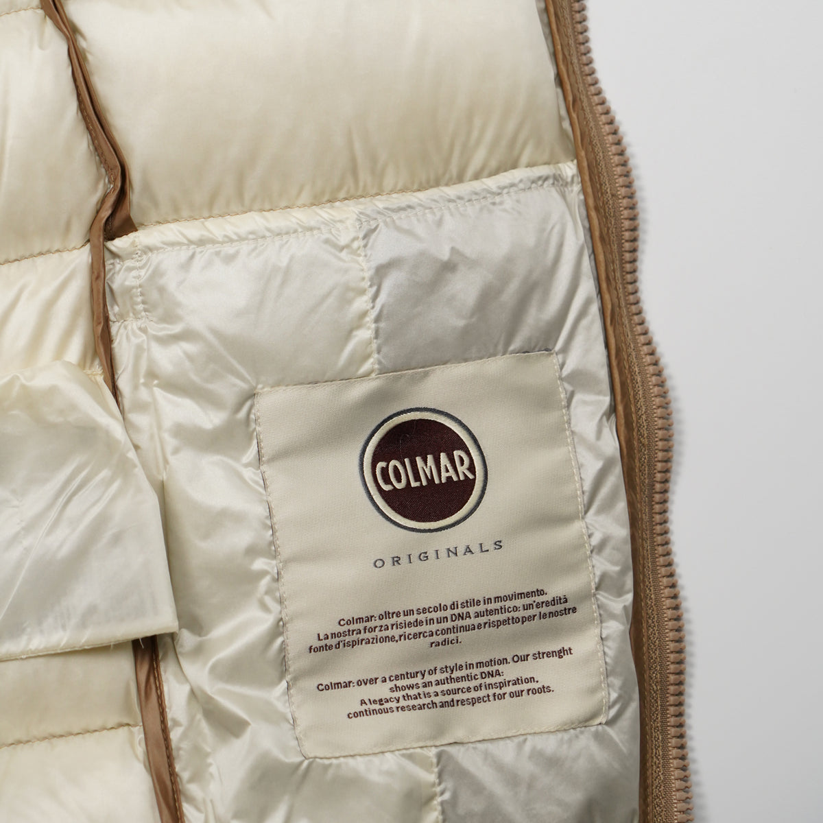 Piumino Colmar Originals Heritage 2222 3JQ 636 Beige Marrakech e Bianco Panna con Cappuccio, Bande Laterali a Contrasto e Imbottitura in Piuma Naturale