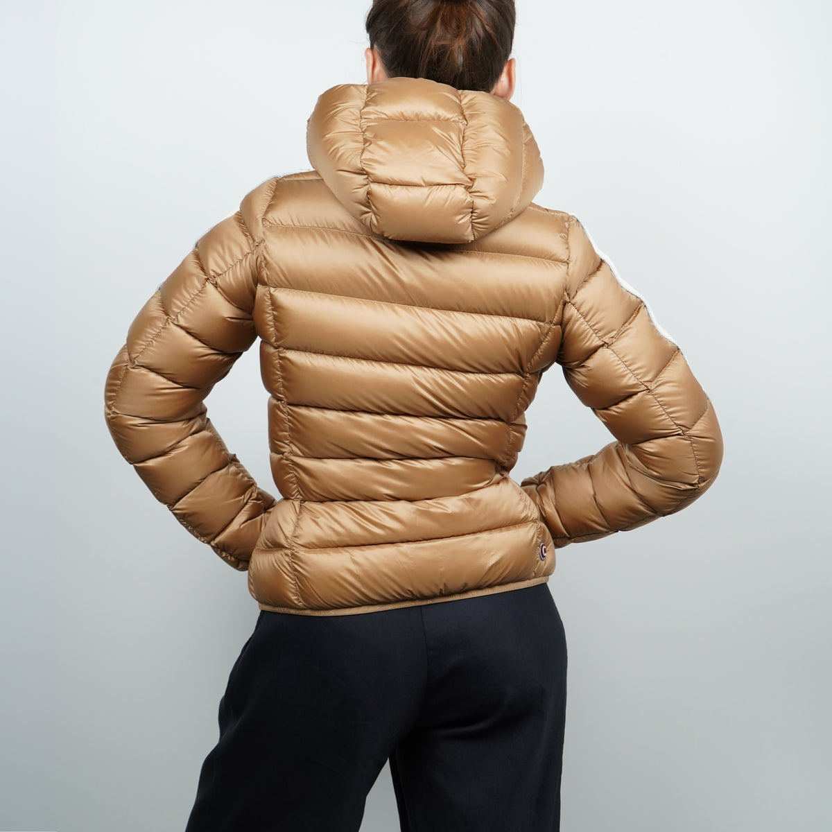 Piumino Colmar Originals Heritage 2222 3JQ 636 Beige Marrakech e Bianco Panna con Cappuccio, Bande Laterali a Contrasto e Imbottitura in Piuma Naturale